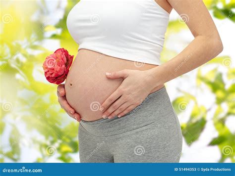 Feche Acima Da Mulher Gravida Que Toca Em Sua Barriga Desencapada