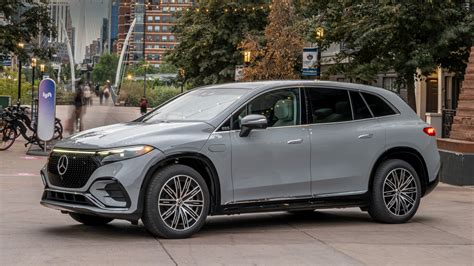 Mercedes Benz Eqs Suv First Drive Living Large In The Electric Gls