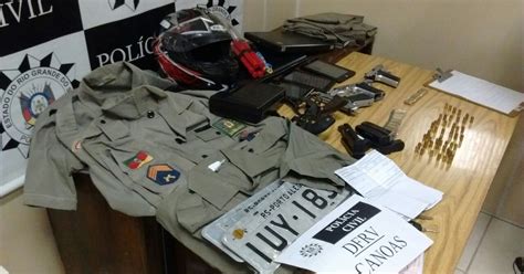 G Pol Cia Localiza Uniformes Da Pm Suspeitos De Roubar Carros No