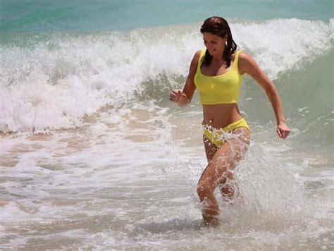 Retro Bikini Stephanie Seymour Strolls Around In A Yellow Bikini As