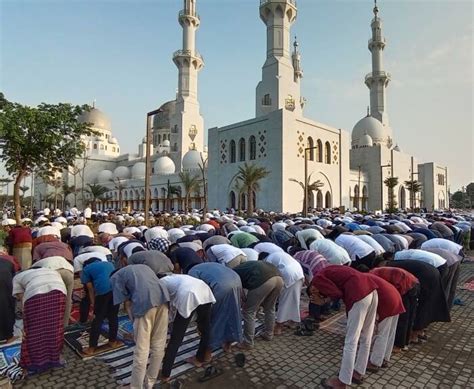 Puluhan Ribu Jamaah Salat Ied Di Masjid Raya Sheikh Zayed Antusias