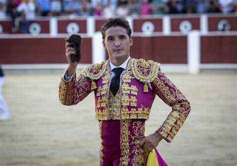 Del Toro Al Infinito FERIA DE ALBACETE Carretero Corta Una Oreja En