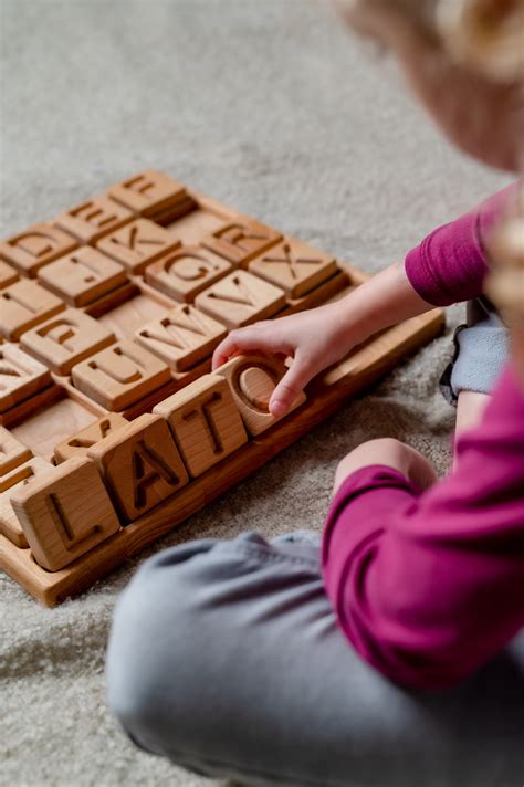 Drewniany alfabet żłobione litery na tablicy