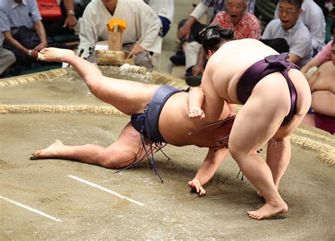 王鵬が大関連破！同学年の豊昇龍をすくい投げ「しっかり体が動いている」連日結びで“銀星” 大相撲写真ニュース 日刊スポーツ