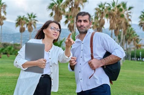 Colegas De Negocios De Mediana Edad Hablando En El Parque Foto Premium