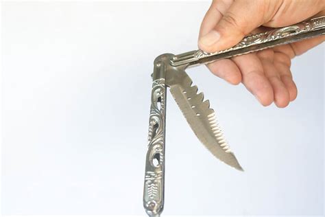 How to Flip a Butterfly Knife - 11 Easy Steps - wikiHow