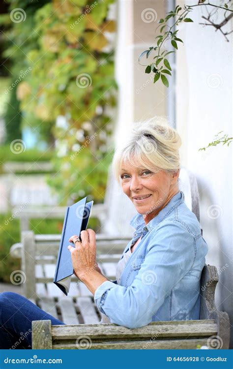 Livro De Leitura Superior Da Mulher Fora Foto De Stock Imagem De