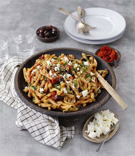 Pasta Strozzapreti Med Fetaost Paprika Och Oliver Recept Zeta