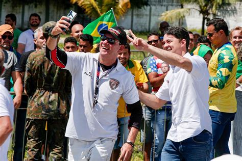 Aliados E Apoiadores De Bolsonaro Aguardam A Chegada Do Presidente Para