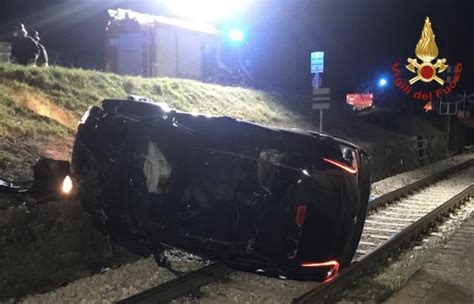 Auto Esce Fuori Strada Dopo Un Incidente E Finisce Sui Binari Ferroviari