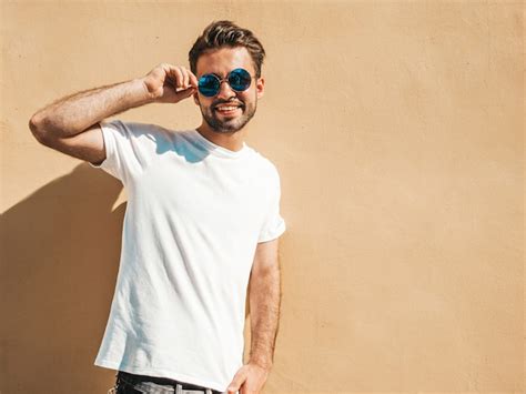 Homem Culos De Sol Vestindo Camiseta Branca Posando Foto Gr Tis