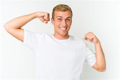 Jovem homem bonito caucasiano mostrando força gesto os braços