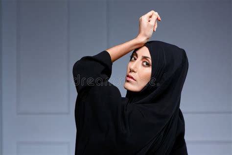 Bella Donna Musulmana Che Posa Nel Chador Immagine Stock Immagine Di