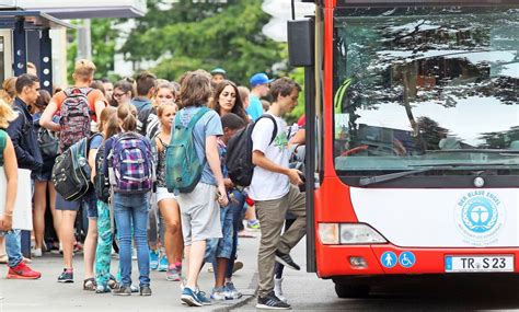 Bitte einsteigen Das Land stellt zusätzliche Busse für den