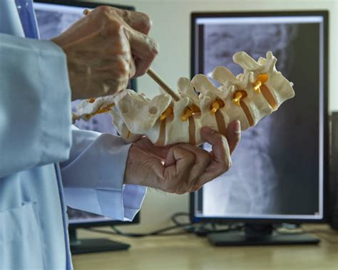 Cirugía mínimamente invasiva de la columna vertebral tras un accidente