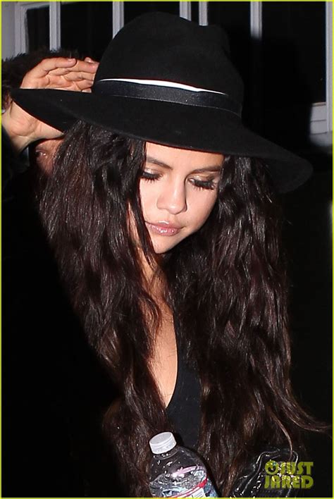 Full Sized Photo Of Selena Gomez Shares Sexy Bikini Selfie 05 Photo 3142339 Just Jared