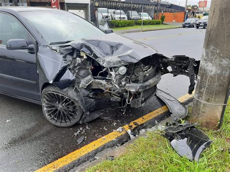 Mulher Perde Controle De Carro E Bate Contra Poste Em Curitiba Ela