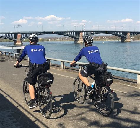 Radbenutzung Brücke Radstreife der Polizei findet Fahrt auf Fahrbahn