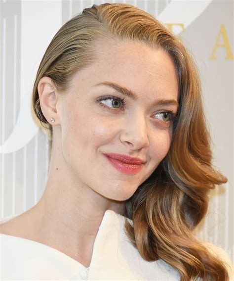 Amanda Seyfried Always Wears These 5 Beauty Trends — And Were Stealing