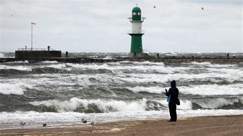 Ostsee Sturm lässt Wasserstände an der Küste bedrohlich steigen DER