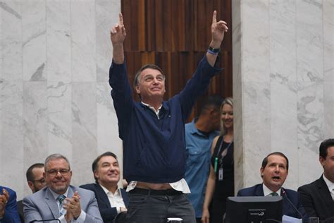 Bolsonaro ganha título de Cidadão Honorário do Paraná e dispara contra