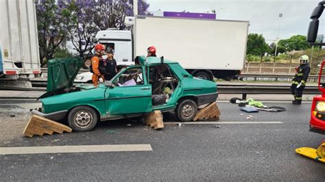 Dos Muertos Al Chocar Un Auto Contra Un Cami N En La Avenida General