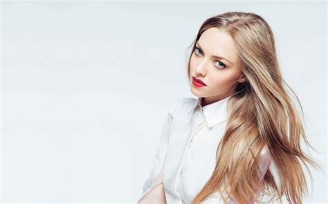 Looking At Viewer Simple Background Women Actress Blonde Celebrity
