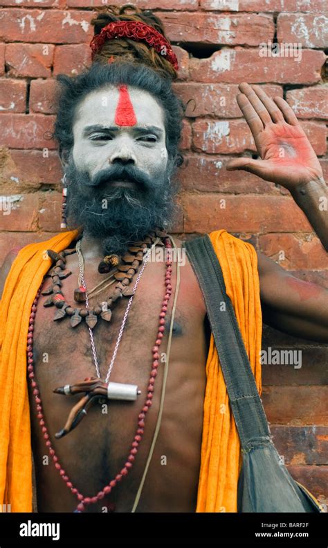 Un Sadhu Hindou Avec Son Visage Couvert De Cendres Sacr Es Au Temple De