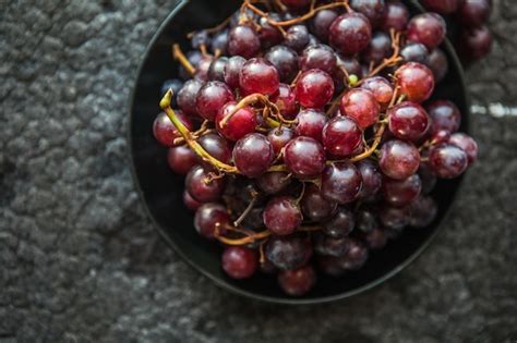 Cachos De Uvas Vermelhas Na Velha Mesa De Madeira Preta S Mbolo Da