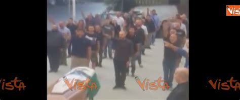 Saluto Fascista Al Funerale La Digos Identifica 23 Persone Denunciate