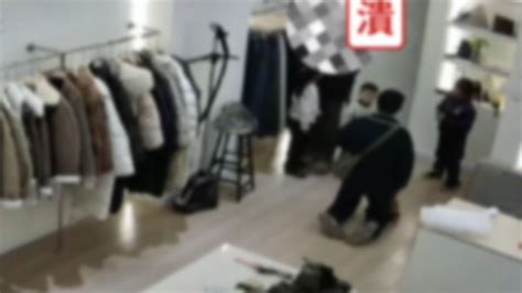 男子进店推销葫芦，被拒后下跪称“就买一个”，店员吓到逃跑 凤凰网视频 凤凰网