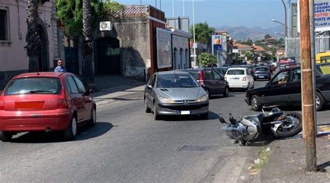 Giarre Scontro Auto Scooter Due Feriti Non Gravi