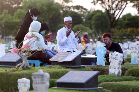 Tata Cara Ziarah Kubur Lengkap Bacaan Doa Dan Artinya