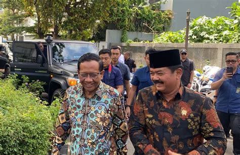 Menko Polhukam Hadi Tjahjanto Kunjungi Mahfud Md Disambut Pelukan