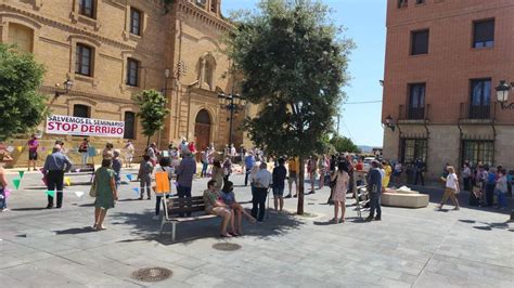 Cerca De Personas Abrazan El Seminario De Huesca Para Frenar Su