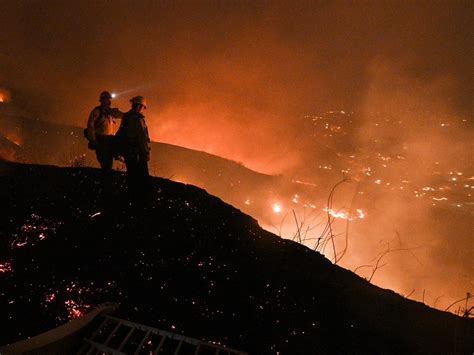 Más de 90 mil evacuados por incendios forestales en Los Ángeles