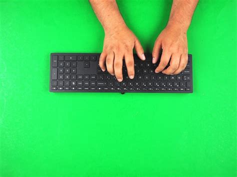 Mano Cortada De Un Hombre Usando Una Computadora Sobre Un Fondo Verde