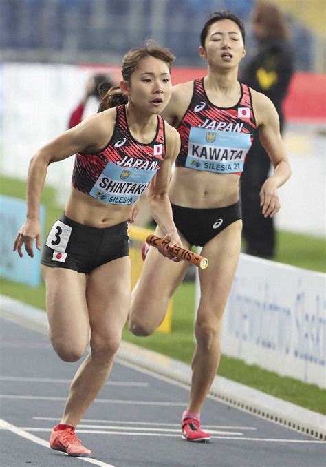 陸上・世界リレー大会第1日、女子1600メートルリレーで川田（右）からバトンを受ける新宅（ap） 感謝