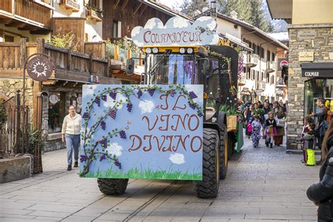 Il Vino Divino Il Carro Vincitore Del Carnevale Di Courmayeur