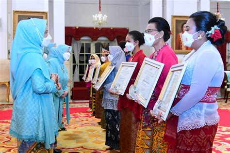 Hari Kartini Iriana Jokowi Berikan Penghargaan Kepada Perempuan