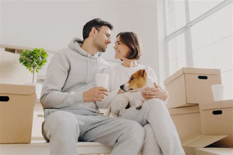 La foto interior de una mujer y un hombre cariñosos se expresa el amor