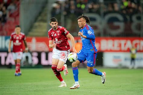 L Olympique Lyonnais S Incline Face Au Stade Brestois