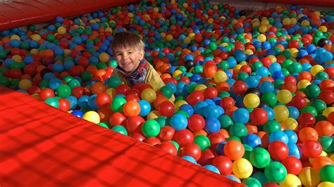 Parco Divertimento Con Giochi Per Bambini All Aperto Scivoli Con