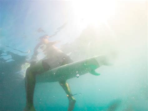 Homme Assis Sur Une Planche De Surf Dans L Eau Bleue Photo Gratuite