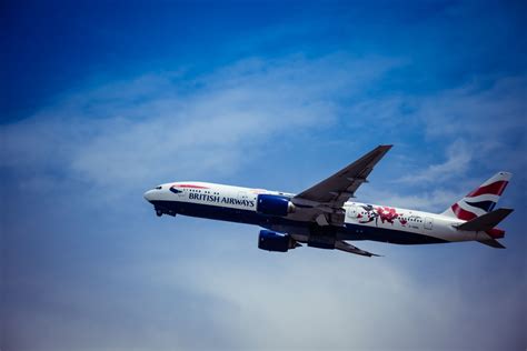 The Difference Between Full Service & Low Cost Carriers