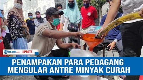 Penampakan Puluhan Pedagang Antre Minyak Curah Di Pasar Sleko Dan Pasar