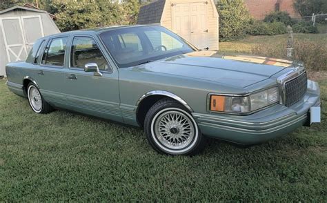 Lincoln Town Car Signature Series Edition Rare Color Low Miles