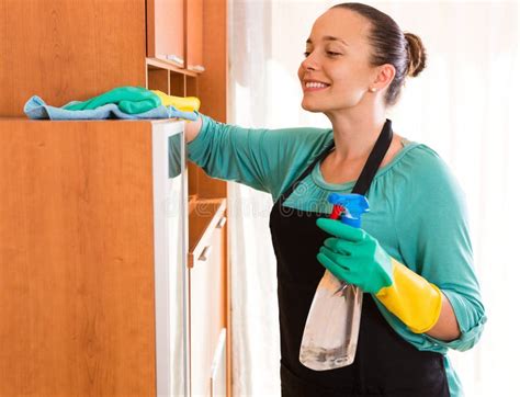 Nettoyage De Femme Au Bureau Photo Stock Image Du Hygi Ne Personne