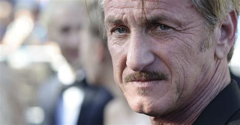 Sean Penn Arriv Es La Mont E Des Marches Du Film The Last Face Lors