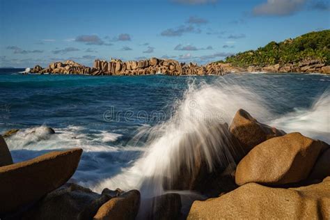 Waterfontein En Granietsteen Op Tropisch Eiland La Digue Op De